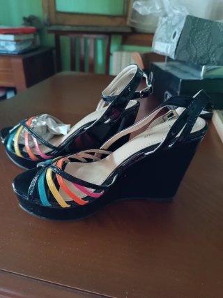 Sandalias de cuña negras con tiras multicolor