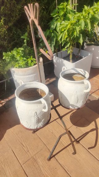 Cantareras de forja para jardín