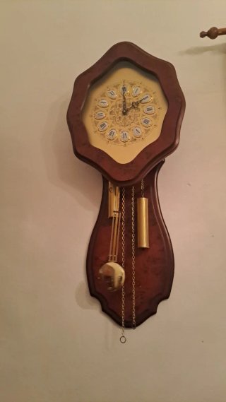 Reloj de pared antiguo de péndulo