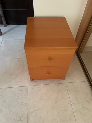 Mesita de noche de madera