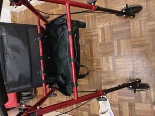 Andador con asiento y ruedas
