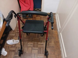 Andador con asiento y ruedas