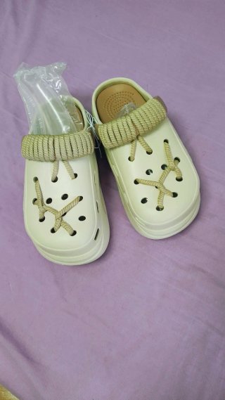Zapatillas tipo Crocs beige y marrón 35 pero es 36