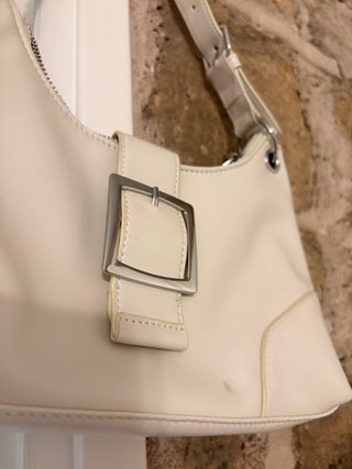 Bolso de hombro blanco con hebilla