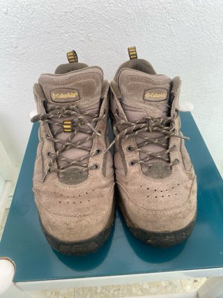 Zapatos de montaña marrones y rojos