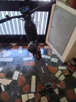 Eléctrico Scooter Negro autonomía 70 kilómetros