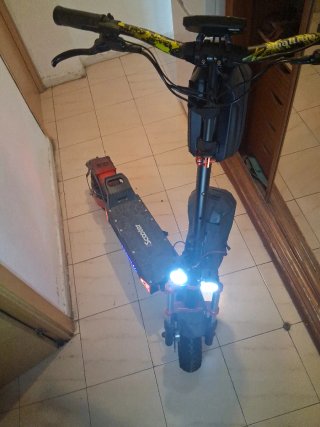 Eléctrico Scooter Negro autonomía 70 kilómetros