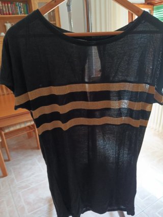 Camiseta negra con rayas doradas