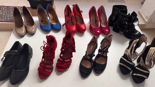 Lote de zapatos variados, bolsos y CD