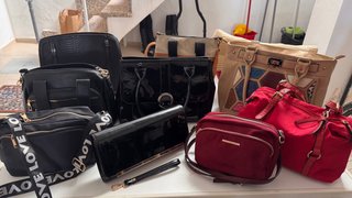 Lote de zapatos variados, bolsos y CD