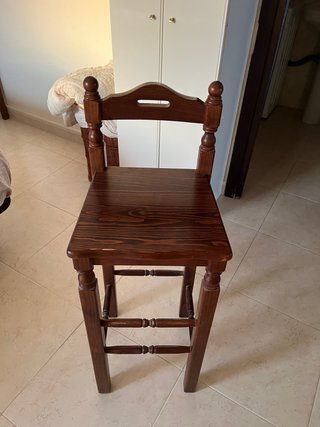 4 Taburetes de madera marrón