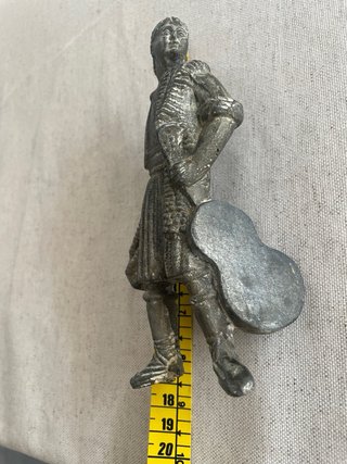 Figura antigua músico con guitarra metal fundido