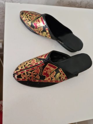 Zapatillas Egipcias Negras y Doradas