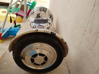 Patín eléctrico blanco con diseño