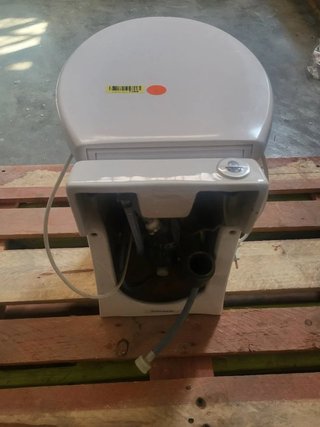 Baño SFA Sanicompact 54 WC con bomba
