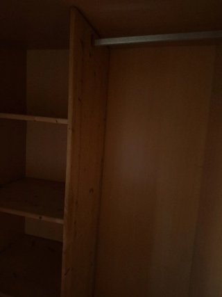 Armario de madera con cajones morados