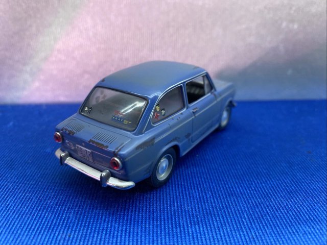 LOVELY HOT WHEEL COCHE SEAT 850 AZUL OSCURO 1:43