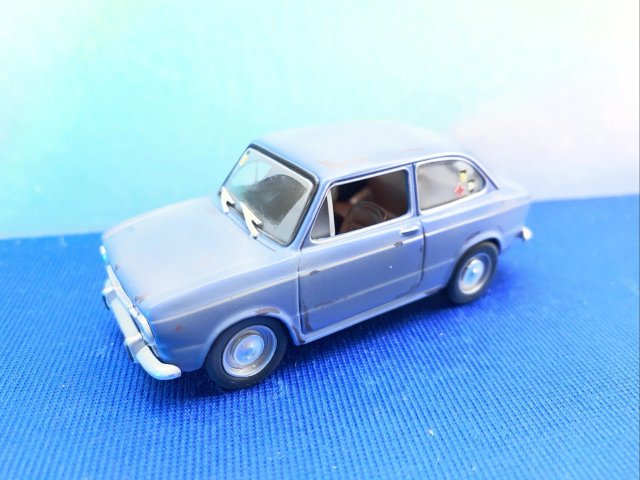 LOVELY HOT WHEEL COCHE SEAT 850 AZUL OSCURO 1:43