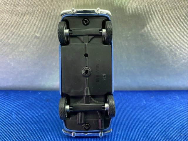 LOVELY HOT WHEEL COCHE SEAT 850 AZUL OSCURO 1:43