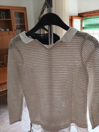Jersey blanco con brillos y cuello Peter Pan