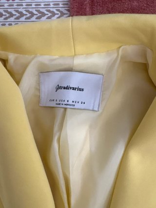 Americana larga Stradivarius amarilla