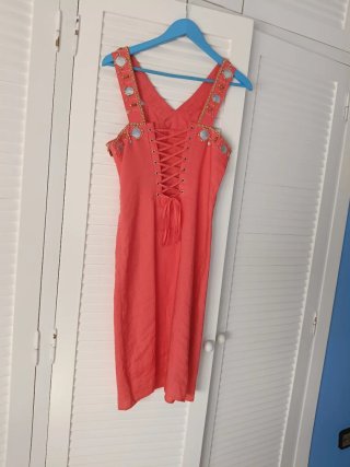 Vestido coral con pedrería