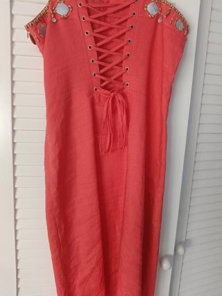 Vestido coral con pedrería
