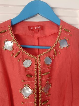 Vestido coral con pedrería