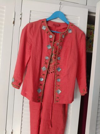 Vestido coral con pedrería