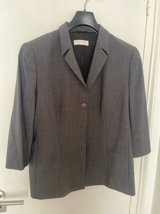 Traje de chaqueta y falda gris Talla 44