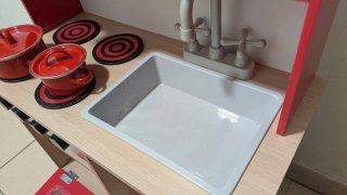 Cocinita de madera con accesorios y comiditas