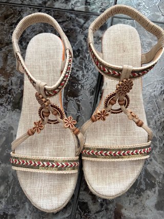 Sandalias Beige con Adornos Florales