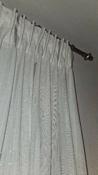 Cortina blanca con barra metálica 1,65m