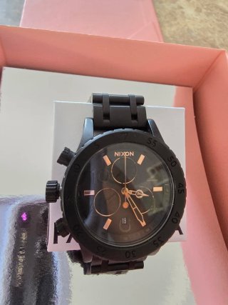 Reloj Nixon Negro y Dorado