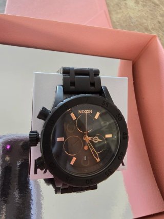 Reloj Nixon Negro y Dorado