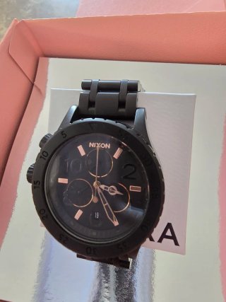Reloj Nixon Negro y Dorado