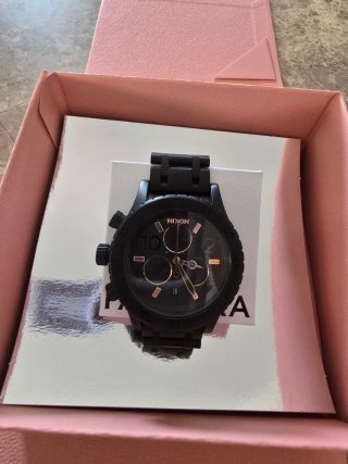 Reloj Nixon Negro y Dorado