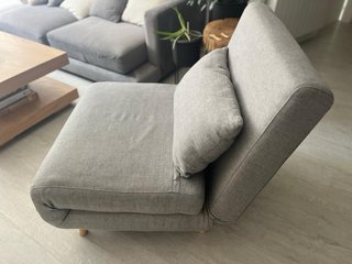 Sillón cama gris sin uso. Aprox 80 alto, 80 tondo