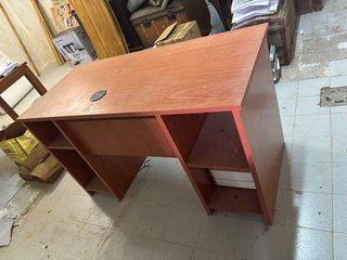 Escritorio de madera marrón
