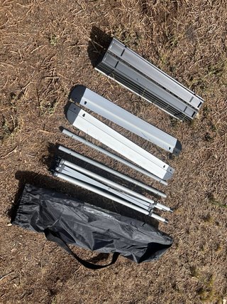 Mesa de camping plegable como nueva.