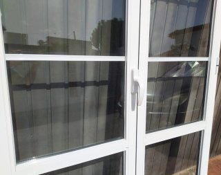 Puerta aluminio doble hoja abatible Climalit