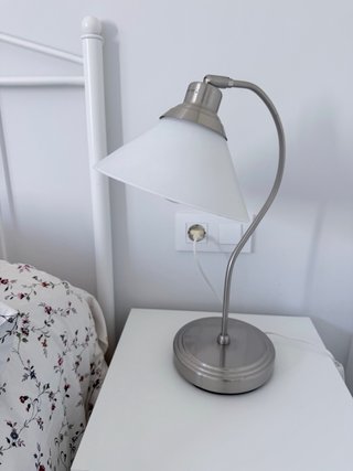 Lámpara de mesa blanca y plateada