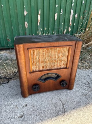 Radio de madera antigua