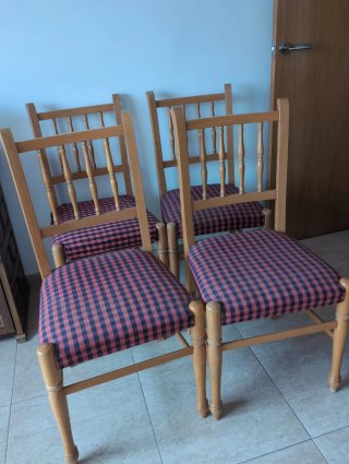 4 Sillas de Madera con Asiento Tapizado