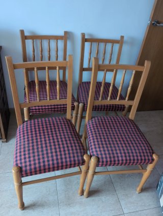 4 Sillas de Madera con Asiento Tapizado