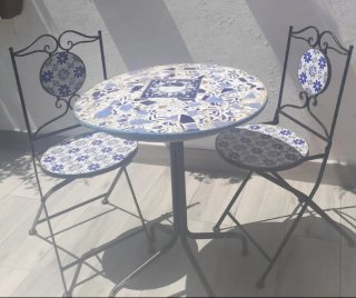 Mesa y 2 sillas de mosaico azul