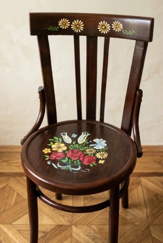 Silla de madera pintada a mano