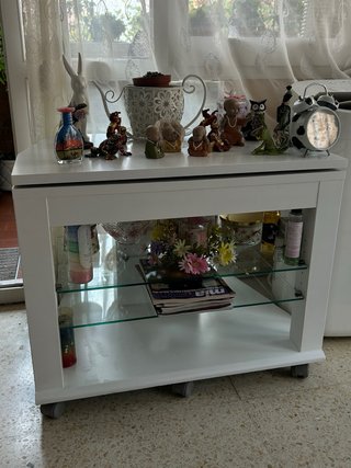 Mesita auxiliar blanca con ruedas