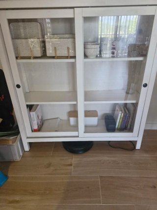 Vitrina blanca con puertas correderas