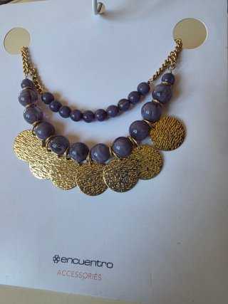 Collar cuentas azules y medallitas doradas